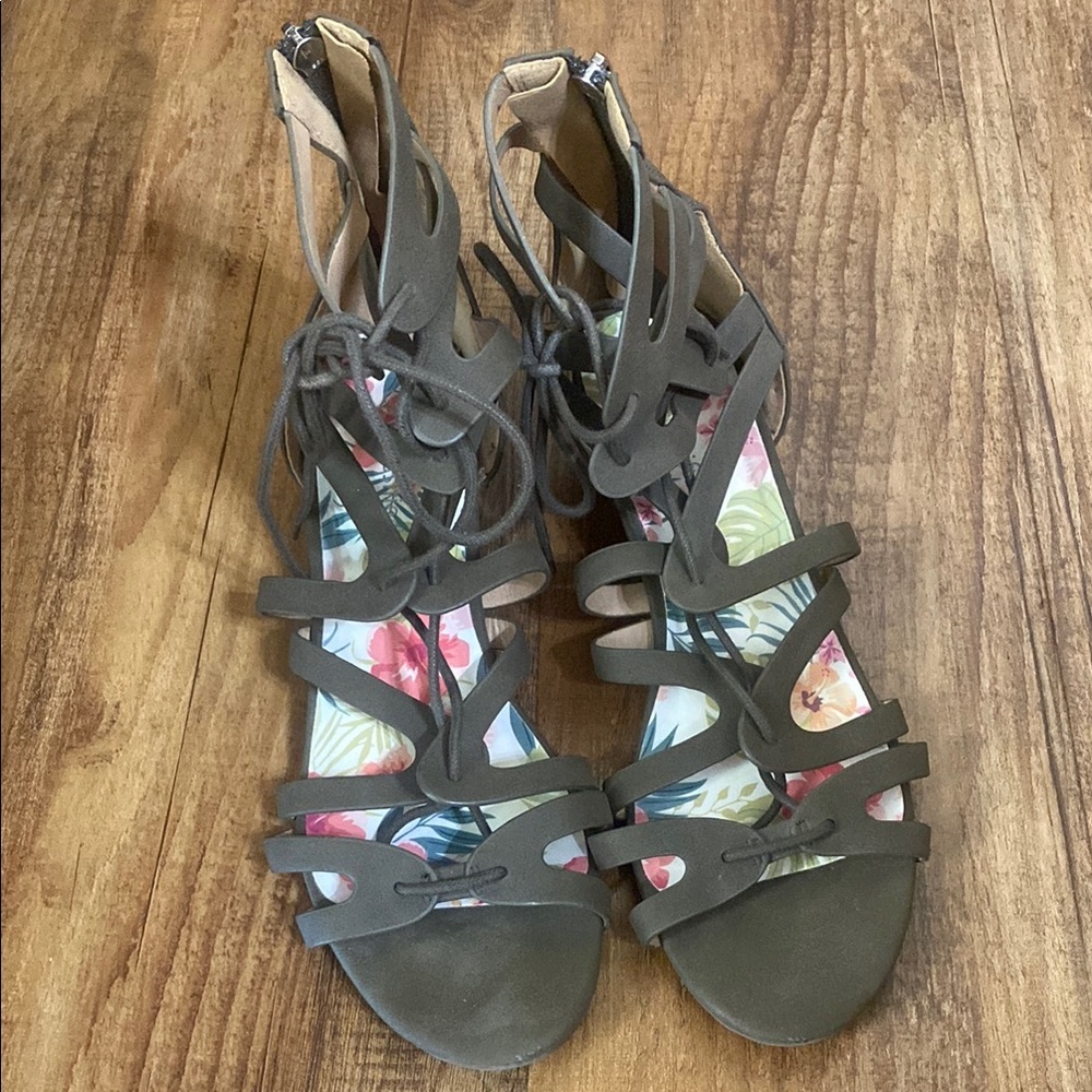 City classified Olive green Strappy gladiator Sandals size 9